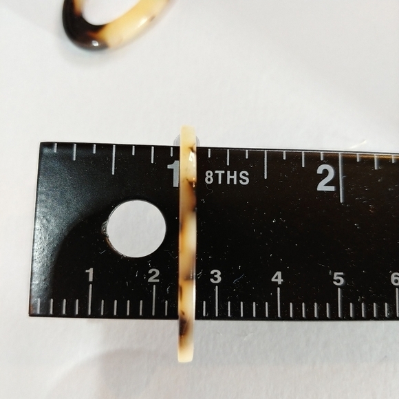 Lightweight‎ Acrylic Oval Hoop Earrings Lightweight - Picture 3 of 7